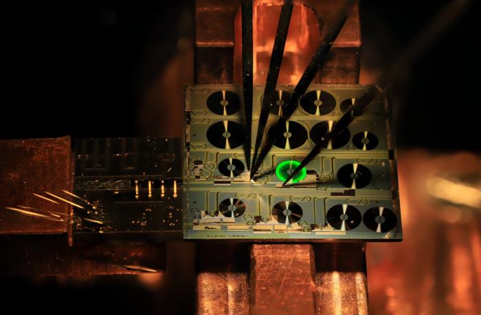 全球首個光子芯片上摻鉺波導激光器面世