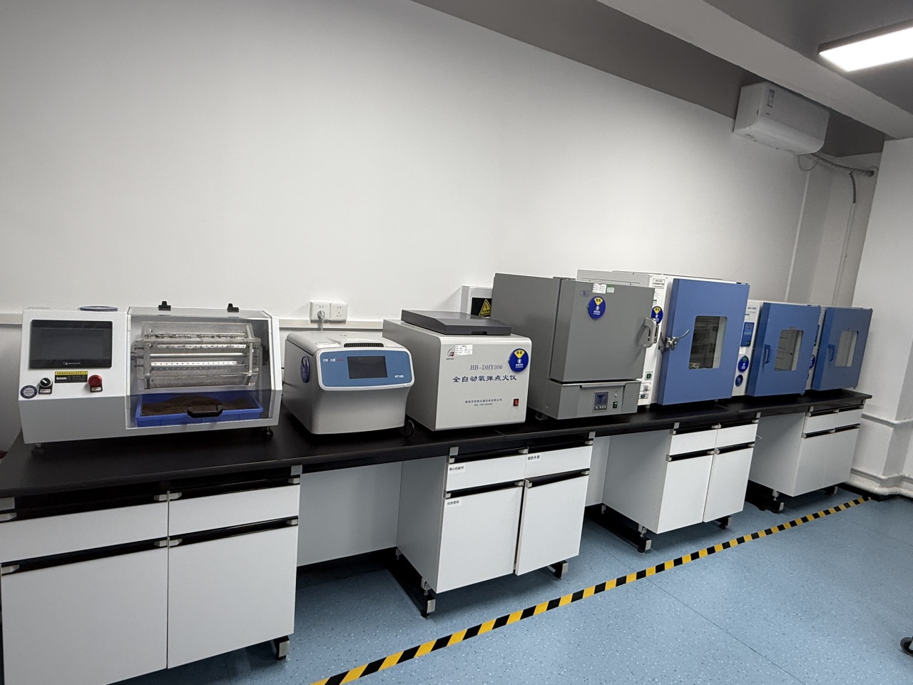 化學(xué)實(shí)驗(yàn)室介紹(圖2) 化學(xué)實(shí)驗(yàn)室介紹(圖2)