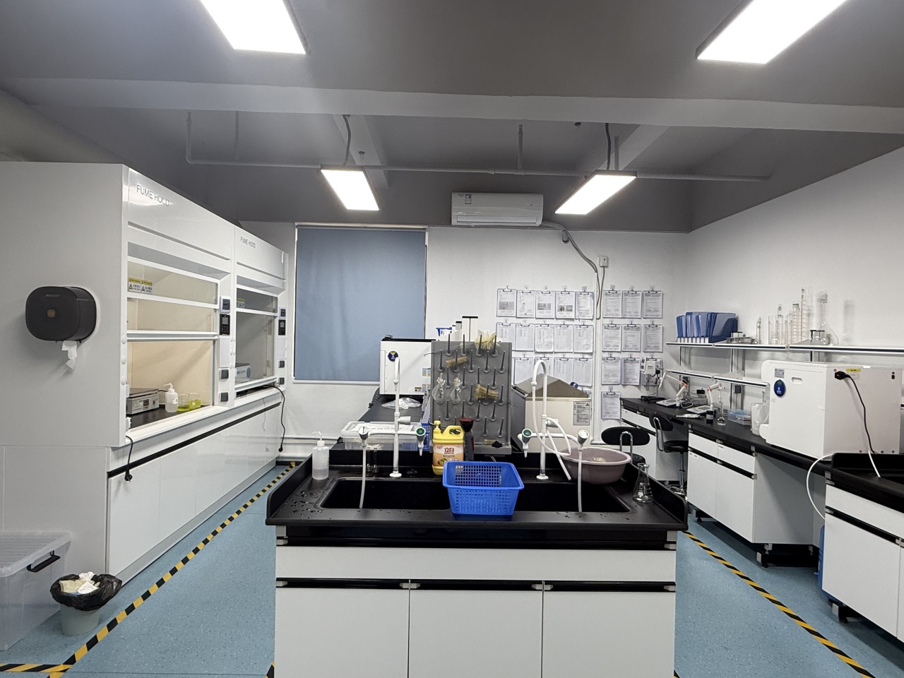 化學(xué)實(shí)驗(yàn)室介紹(圖1) 化學(xué)實(shí)驗(yàn)室介紹(圖1)